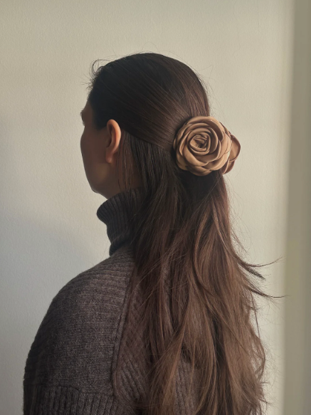 Pico - Small Satin Rose Hårklemme (Latte)